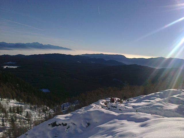 Pogled na prehojeno pot in razgled na Kamniško-Savinjske alpe v daljavi