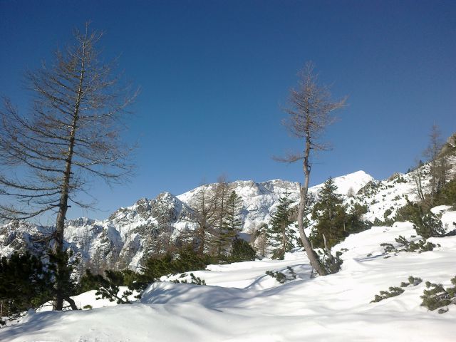 Razgled s poti na Ablanco, Tosc in Veliki Draški vrh (od leve proti desni)