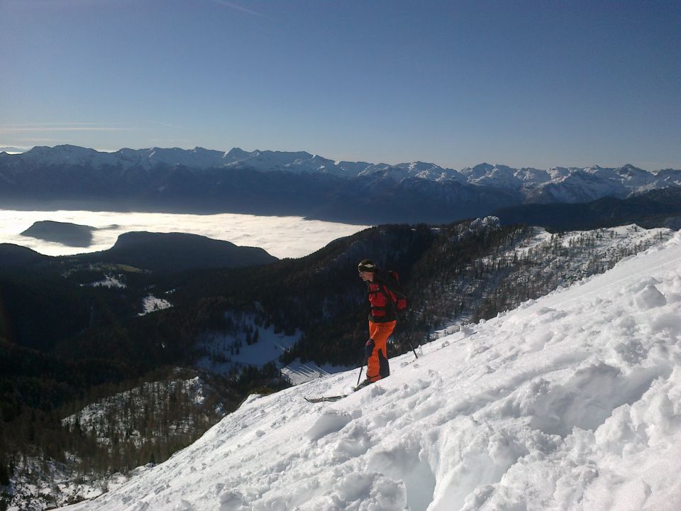 Tudi smučarjev ne manjka (zadaj razgled na bohinjske gore)