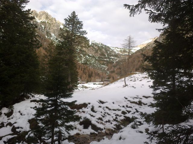 Pot proti Planini Konjščici ter razgled na Ablanco (levo) in Mali Draški vrh (desno)