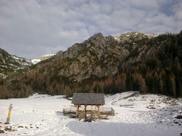 Razgled iz planine Konjščice na Mali Draški vrh (levo) in Viševnik (desno)