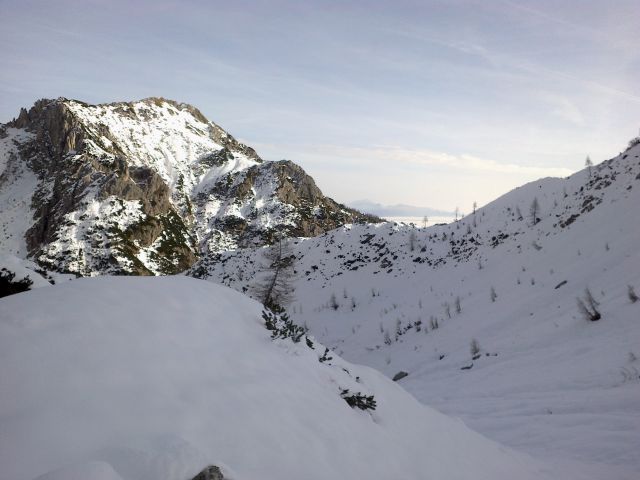 Razgled iz poti nazaj na Viševnik (levo) in Kamniško-Savinjske alpe (desno v daljavi)