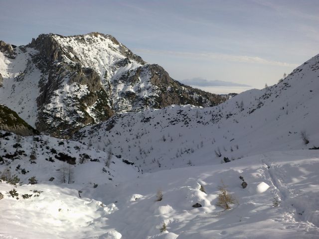 Razgled iz poti nazaj na Viševnik (levo) in Kamniško-Savinjske alpe (desno v daljavi)