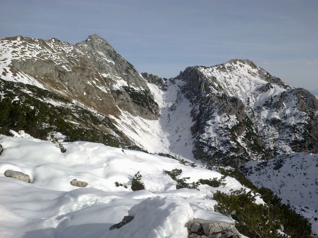 Razgled iz poti na Mali Draški vrh, Srenjski preval in Viševnik (od leve proti desni)