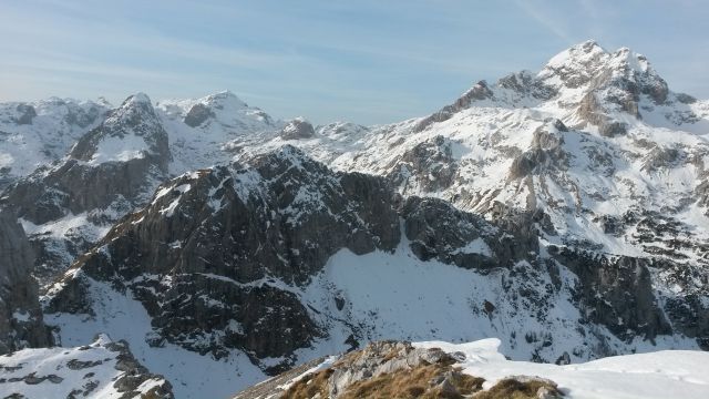 Razgled iz vrha na Mišelj vrh, Kanjavec in Triglav (od leve proti desni)
