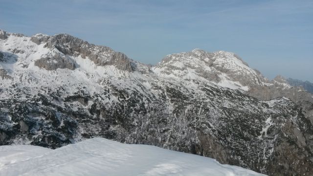 Razgled iz vrha na Rž (levo) in Rjavino (desno)