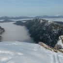 Razgled iz vrha na Karavanke (v ozadju) ter Debelo peč in Mali Draški vrh (v ospredju)