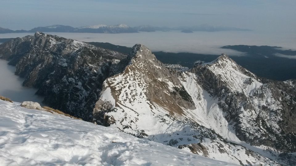 Razgled iz vrha na Debelo peč, Mali Draški vrh in Viševnik (od leve proti desni)
