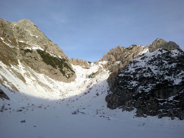 Razgled iz poti na Mali Draški vrh, Srenjski preval in Viševnik (od leve proti desni)