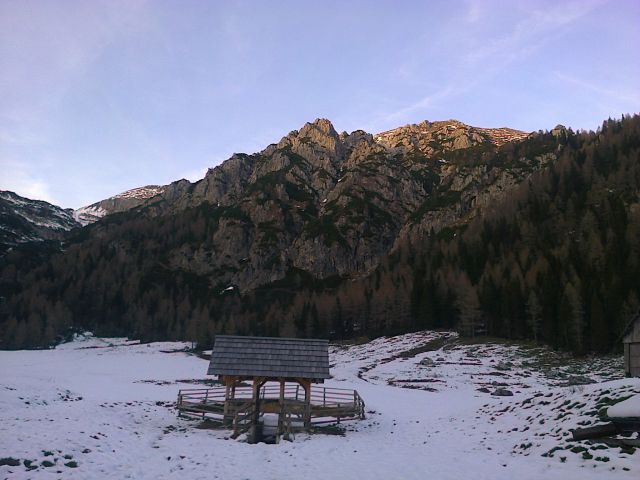 Razgled iz planine na pobočja Malega Draškega vrha (levo) in Viševnika (desno)