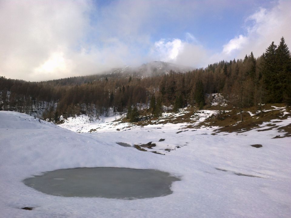 Razgled iz poti na SV pobočja pred Debelo pečjo