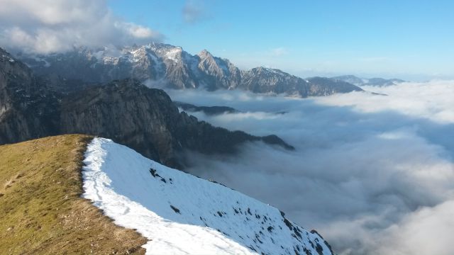 Razgled iz vrha na Martujško gorsko skupino