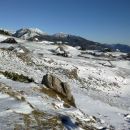 Razgled s poti na hiške ter Veliki vrh-Veža (levo) in Dleskovec (desno)