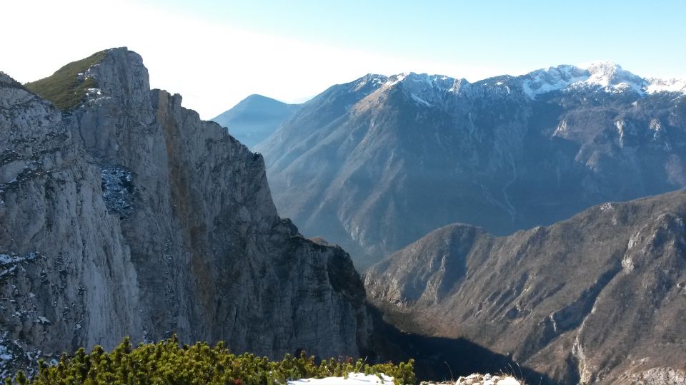 Razgled z vrha proti Krvavcu (levo) in Kalški greben (desno)