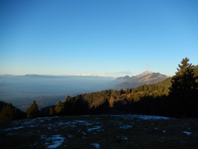 Razgled s poti na Julijske alpe (v daljavi) ter Tolsti vrh, Storžič in Srednji vrh