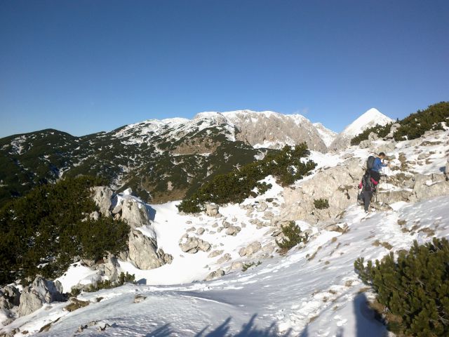 Pot na Vrh Korena ter razgled na Kalški greben (levo) in Grintovec (desno)