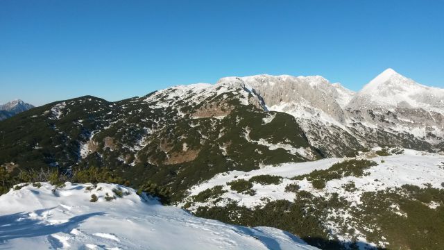 Razgled z vrha na Kalški greben (levo) in Grintovec (desno)