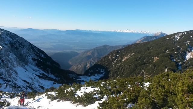 Razgled z vrha na Julijske alpe (v ozadju) ter Srednji vrh in Storžič (v ospredju)