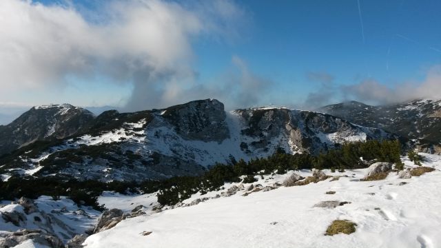 Razgled z vrha na Veliki Zvoh (levo) in Vrh Korena (desno)