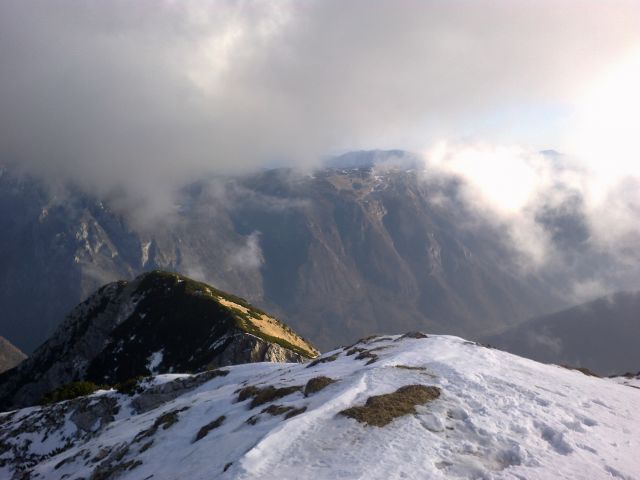 Razgled z vrha na Mokrico (v ospredju) in Veliko planino (v ozadju)