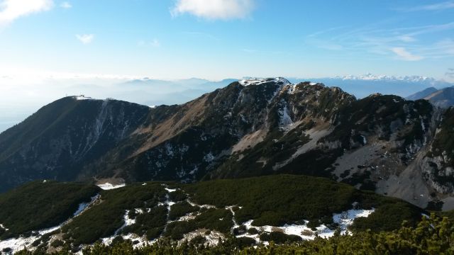 Razgled z vrha na Krvavec (levo) in Veliki Zvoh (desno) ter Julijske alpe (v ozadju)