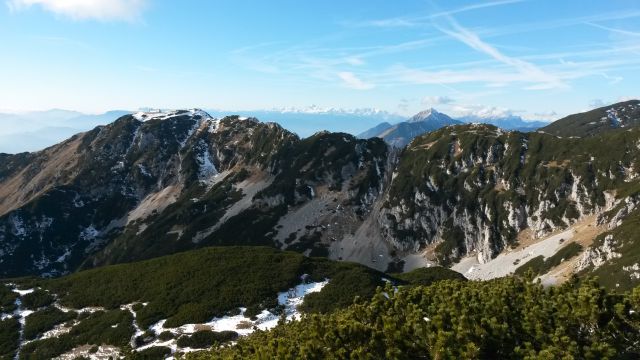Razgled z vrha na Veliki Zvoh (levo) in Storžič (desno) ter Julijske alpe (v ozadju)