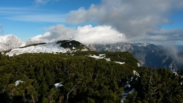 Razgled z vrha v ozadju na Tursko goro (levo) in Brano (desno) ter Kompotelo (v ospredju)
