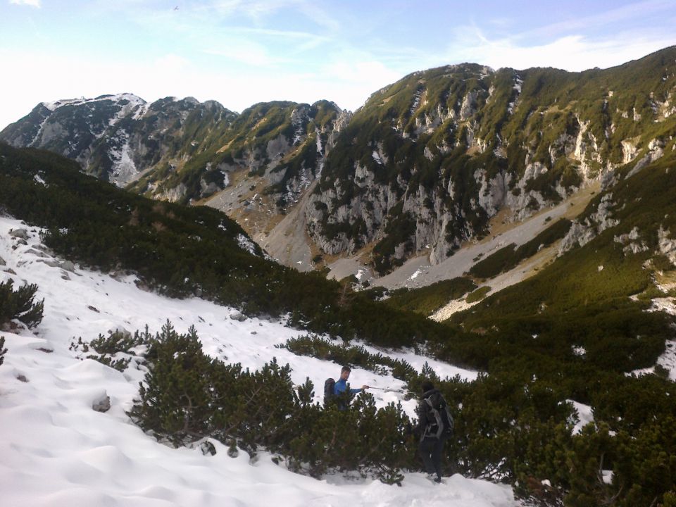 Spust s Košutne ter razgled na Veliki Zvoh