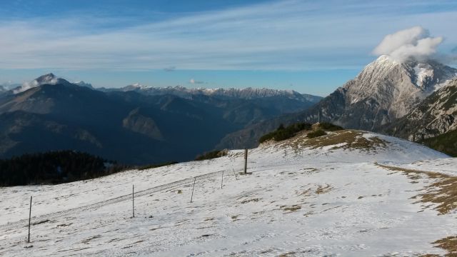 Razgled s poti na Storžič, celotni greben Košute in Kočno (od leve proti desni)