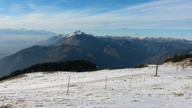 Razgled s poti na Julijske alpe,Storžič in celotni greben Košute (od leve proti desni)