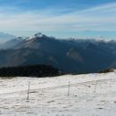 Razgled s poti na Julijske alpe,Storžič in celotni greben Košute (od leve proti desni)