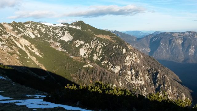 Razgled levo na Vrh Korena, Kompotelo in Košutno ter Veliko planino (desno)
