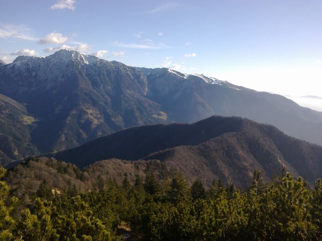 Razgled s poti levo na Kalško goro in Kalški greben ter desno na Krvavec