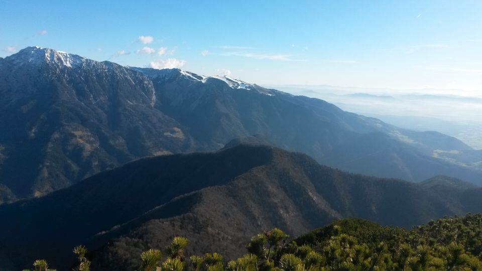 Razgled z vrha v ospredju na Javorjev vrh ter v ozadju na Kalški greben in Krvavec