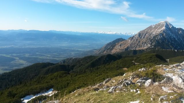Razgled z vrha v dolino, Julijske alpe (v daljavi) in Storžič (desno)