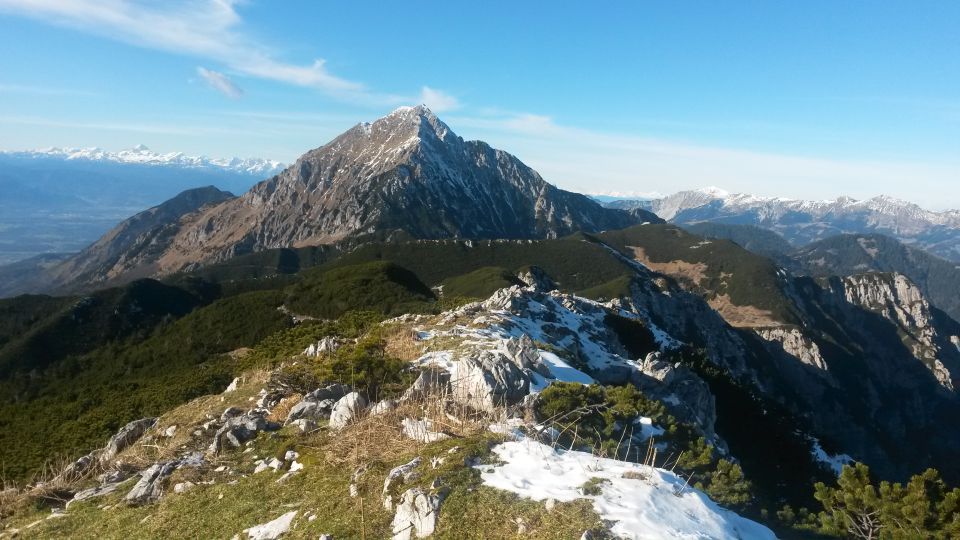 Razgled z vrha na Julijske alpe (v daljavi), Storžič (v sredini) in Zahodni del Košute