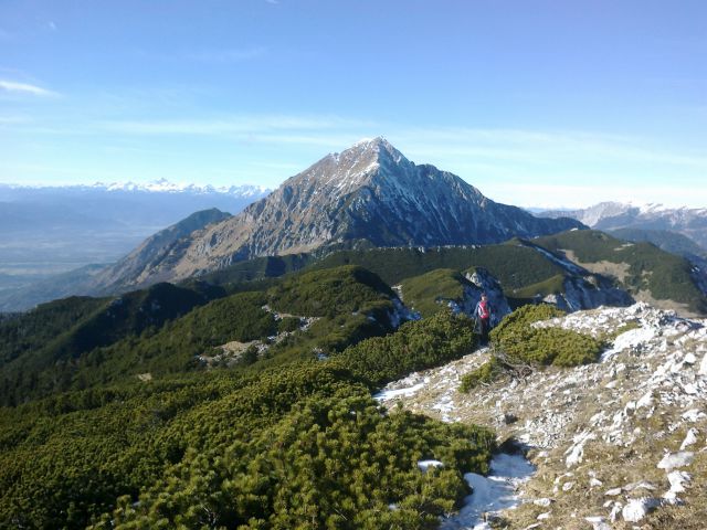 Spust s Srednjega vrha ter razgled na Julijske alpe (v daljavi) in Storžič (desno)