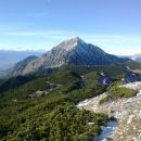 Spust s Srednjega vrha ter razgled na Julijske alpe (v daljavi) in Storžič (desno)