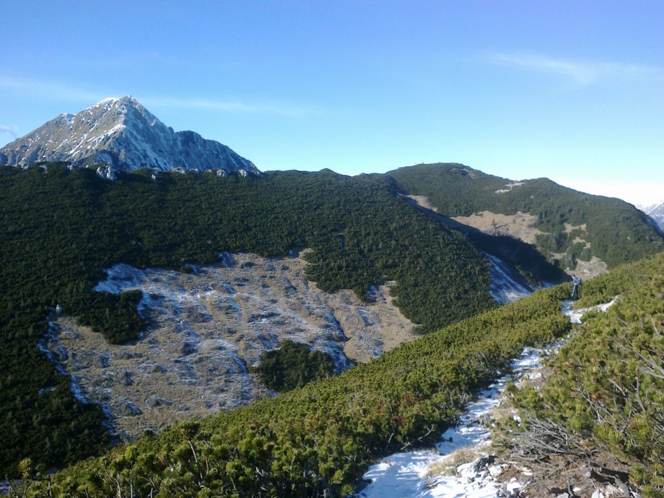 Spust s Srednjega vrha ter razgled na Storžič (levo) in Mali Grintovec (desno)
