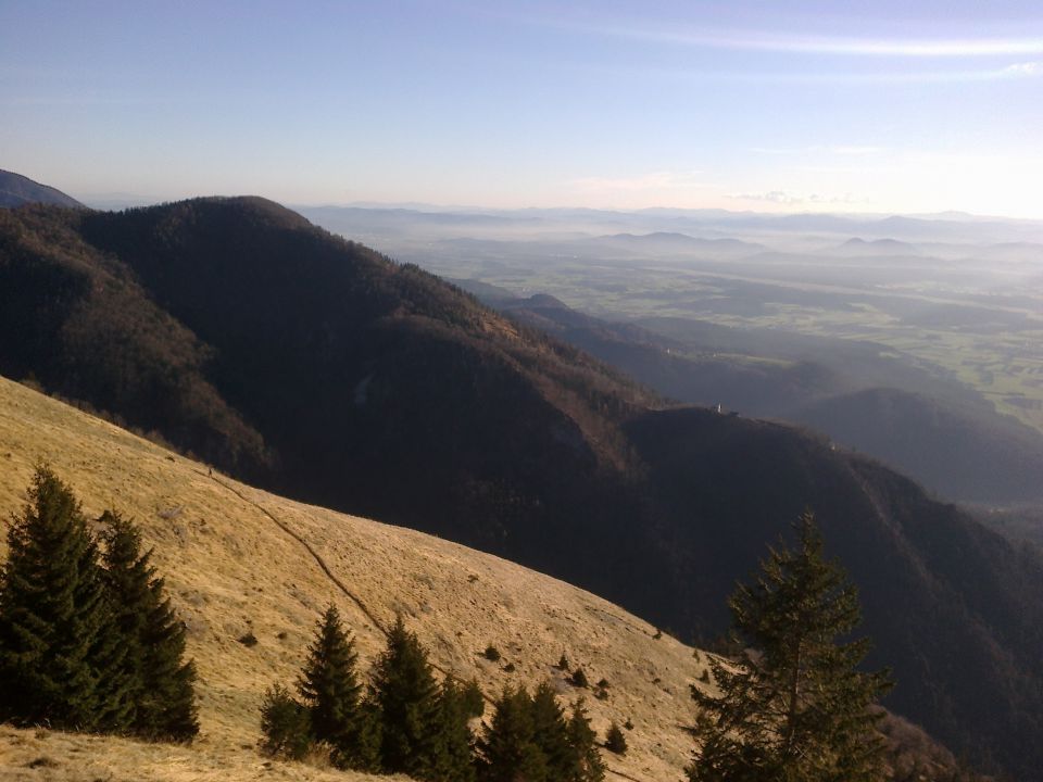 Razgled s poti na Potoško goro ter cerkev in Planinsko kočo Iskro na Jakobu