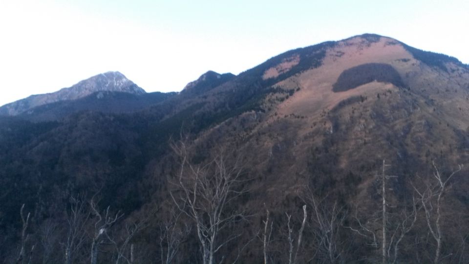 Večerni pogled na Storžič (levo) in Cjanovco (desno)