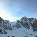 Razgled s Savinjskega sedla na Jezersko sedlo (levo) in Storžek (desno)