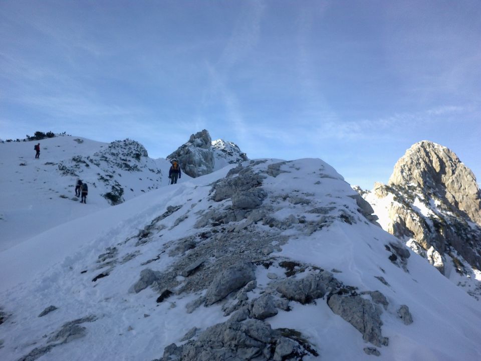 Pot na Ledinski vrh in razgled na Storžek (desno)