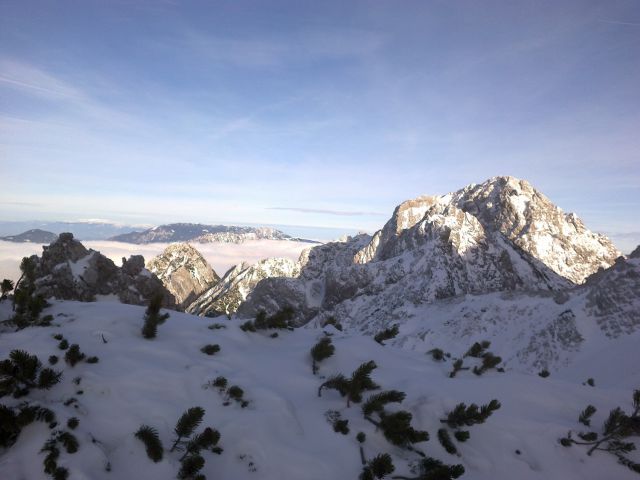 Razgled z Jezerskega sedla na Peco (levo) in Mrzlo goro (desno)