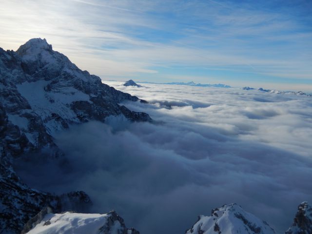 Razgled z vrha na Kočno (levo), Storžič (v sredini) in Julijske alpe v daljavi