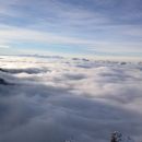 Razgled z vrha na Storžič (levo), Julijske alpe v daljavi in greben Košute (desno)