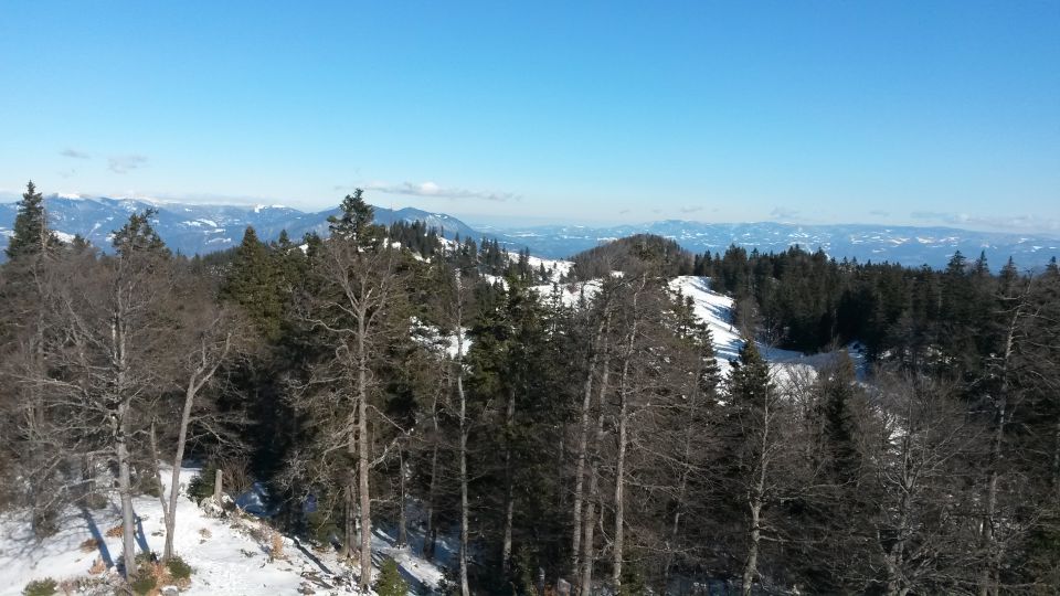 Razgled z vrha na Komen, Smrekovec, Golte in Velenjsko kotlino (od leve proti desni)