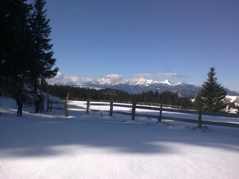 Nadaljnja pot od doma in razgled na Kamniško-Savinjske alpe