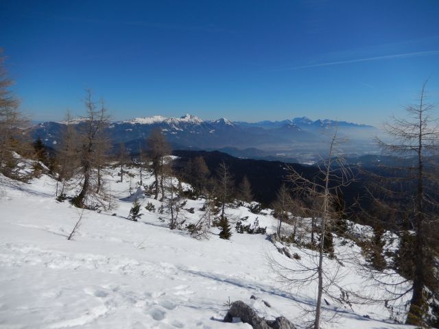 Razgled s poti na Karavanke (levo) in Kamniško-Savinjske alpe (desno)