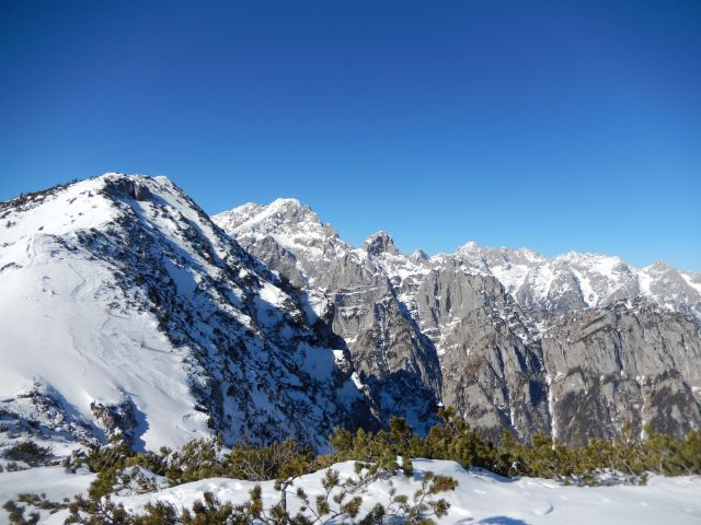 Razgled s poti na Brda, Rjavino, Luknjo peč in Martuljške gore (od leve proti desni)